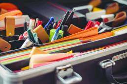 Moderationskoffer mit unterschiedlichen Stiften und Post-its