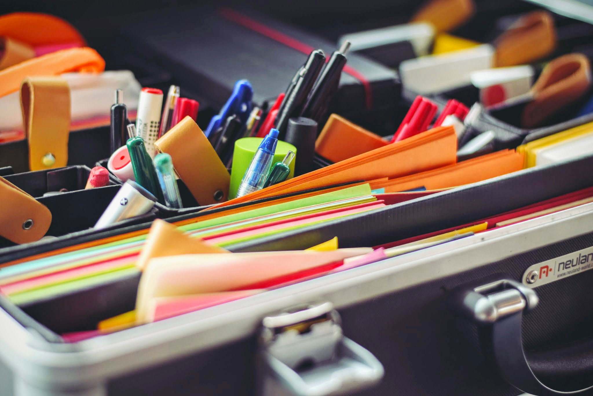 Moderationskoffer mit unterschiedlichen Stiften und Post-its