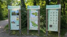Drei Infotafeln zu Lobau-Miteinander, Erholung und Naturschutz und mehr Infos zum Programm