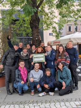 Teamfoto zukunft mit bäumen - bäume mit zukunft wird mitgetragen von PlanSinn