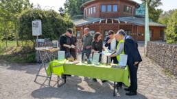Infostand Miteinander Wochen Lobau vor dem Nationalparkhaus lobAU