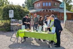 Infostand Miteinander Wochen Lobau vor dem Nationalparkhaus lobAU