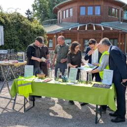 Infostand Miteinander Wochen Lobau vor dem Nationalparkhaus lobAU