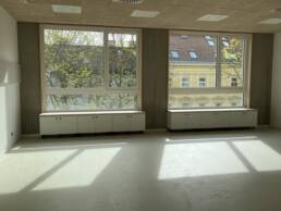 bafep21 Unterrichtsraum mit großen Fenstern und Bänken davor